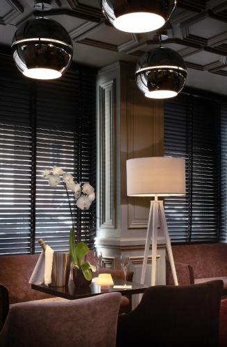 Bar/ Salón, Hotel le Cinq Hyper - Centre in Chambery Bar/ Salón, Hotel le Cinq Hyper - Centre in Chambery