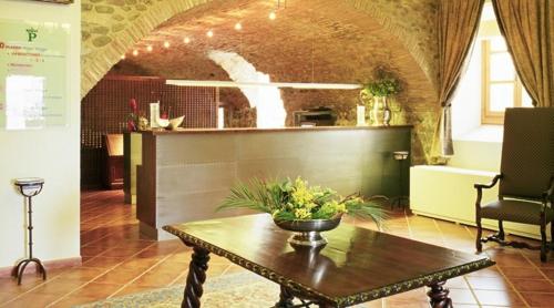 Előcsarnok, Parador de Santo Domingo Bernardo de Fresneda in Santo Domingo de la Calzada Előcsarnok, Parador de Santo Domingo Bernardo de Fresneda in Santo Domingo de la Calzada