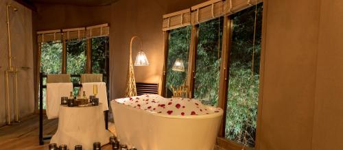Badkamer, Banjaar Tola, A Taj Safari - Kanha National Park in Kanha Badkamer, Banjaar Tola, A Taj Safari - Kanha National Park in Kanha