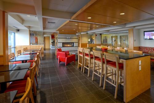 Restaurant, Hotel & Suites Le Dauphin Quebec in Quebec City (QC) Restaurant, Hotel & Suites Le Dauphin Quebec in Quebec City (QC)