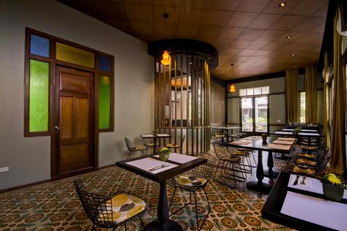 Restaurant, The Henry Hotel Manila near Cuneta Astrodome Restaurant, The Henry Hotel Manila near Cuneta Astrodome