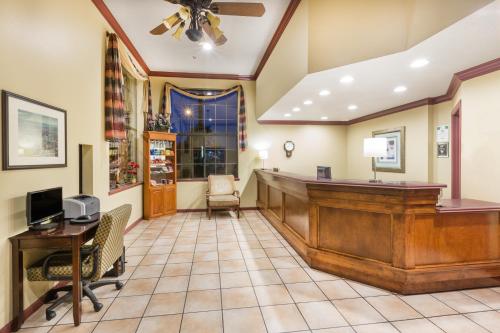 Lobi, Super 8 By Wyndham Corning in Corning (CA) Lobi, Super 8 By Wyndham Corning in Corning (CA)