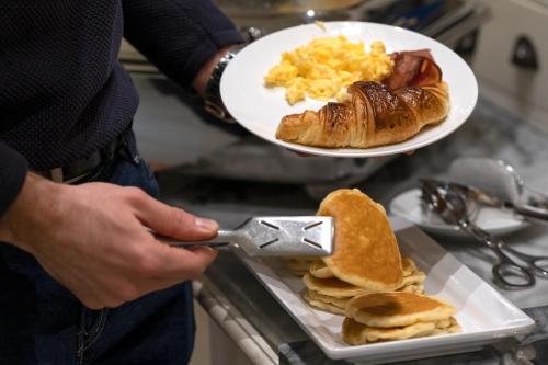 This photo about Luxury Apartments Delft VII Royal Delft Blue shared on HyHotel.com