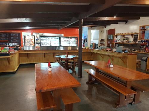 ห้องอาหาร, Flat Hills Tourist Park in มังกาเวคา ห้องอาหาร, Flat Hills Tourist Park in มังกาเวคา