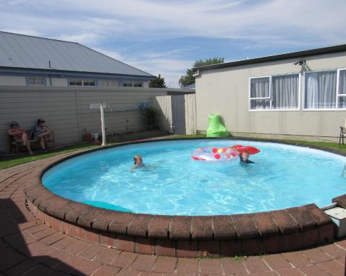 Swimming pool, Palmerston North Motel in West End Swimming pool, Palmerston North Motel in West End