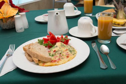 Бассейн , Crown Point Beach Hotel in Краун Пойнт Бассейн , Crown Point Beach Hotel in Краун Пойнт