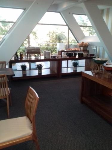 Food and beverages, Hotel Tower Inn & Suites in San Rafael Food and beverages, Hotel Tower Inn & Suites in San Rafael