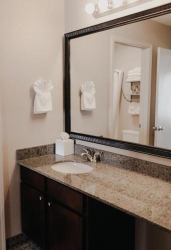 Bathroom, Eastland Suites Hotel and Conference Center in Bloomington (IL) Bathroom, Eastland Suites Hotel and Conference Center in Bloomington (IL)