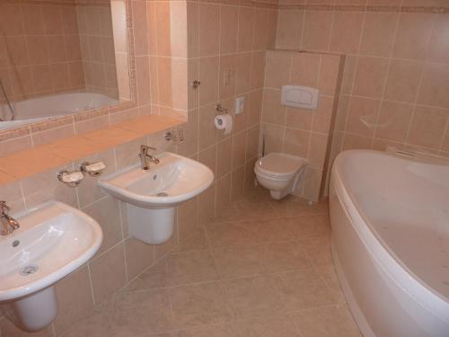 Fürdőszoba, Hotel & Restaurant Na Frystatske in Karvina Darkov Fürdőszoba, Hotel & Restaurant Na Frystatske in Karvina Darkov