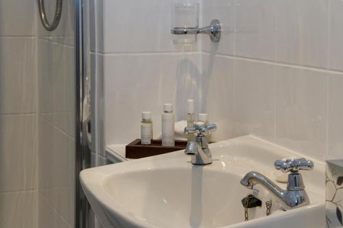 Bathroom, Glenegedale House in Kintyre and the Islands Bathroom, Glenegedale House in Kintyre and the Islands