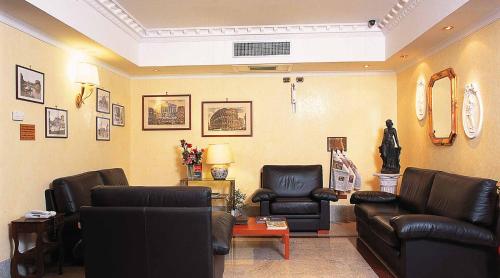 Shared lounge/TV area, Stromboli Hotel in Rome Shared lounge/TV area, Stromboli Hotel in Rome