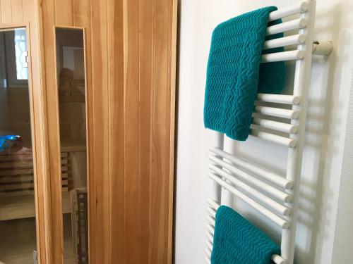 Bathroom, Cote d'Azur Villa 160m2 - Pool - Sauna - 900m beach in Trois Moulins Bathroom, Cote d'Azur Villa 160m2 - Pool - Sauna - 900m beach in Trois Moulins