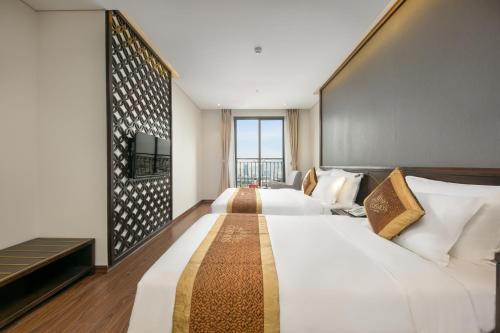Triple Room with City View image 6