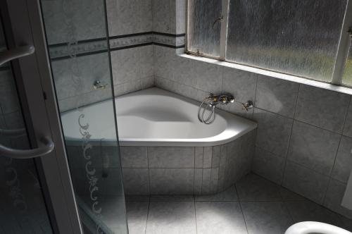 Bathroom, Airport Gardens Boutique Hotel in Boksburg Bathroom, Airport Gardens Boutique Hotel in Boksburg