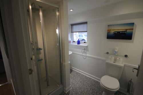 Shower, Easter Arr Courtyard Apartment in Cawdor Shower, Easter Arr Courtyard Apartment in Cawdor
