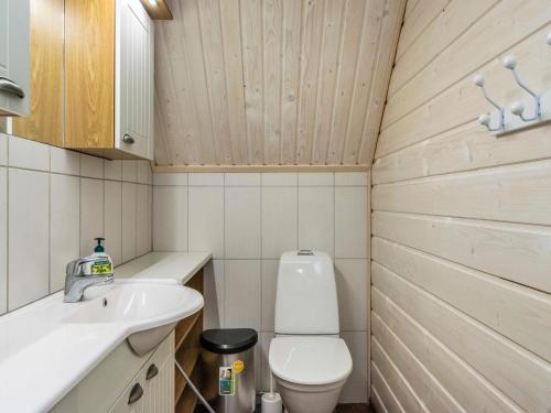 Badrum, Holiday Home Eemilin huvila by Interhome in Vavesaari Badrum, Holiday Home Eemilin huvila by Interhome in Vavesaari