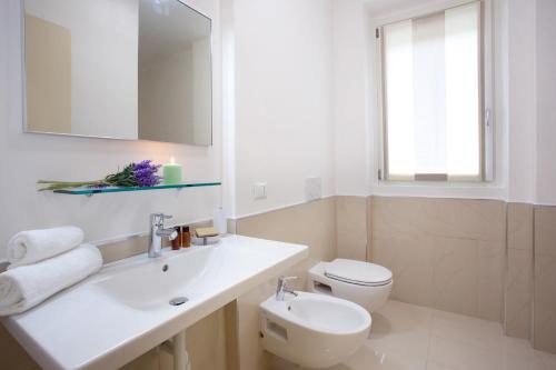 Bathroom, Apartment 5 - Overlooking Isola Comacina. Spacious living ideal for families of up to 10 in Sala Comacina Bathroom, Apartment 5 - Overlooking Isola Comacina. Spacious living ideal for families of up to 10 in Sala Comacina