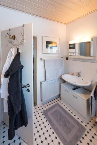 Bathroom, Munchen- Pullach, Wohnen im Grunen in Pullach im Isartal Bathroom, Munchen- Pullach, Wohnen im Grunen in Pullach im Isartal