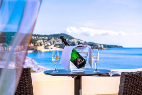 Uitzicht, Hotel West End Promenade des Anglais near Blue Beach Uitzicht, Hotel West End Promenade des Anglais near Blue Beach