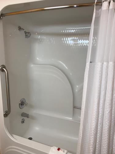 حمام, دايز إن آند سويتس باي ويندام ألباني (Days Inn & Suites by Wyndham Albany) in ألبانى حمام, دايز إن آند سويتس باي ويندام ألباني (Days Inn & Suites by Wyndham Albany) in ألبانى