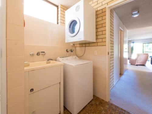 Golden Shores Unit 3 21 Landsborough Parade