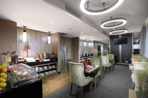 Bar/lounge, Aston Priority Simatupang Hotel and Conference Center in Cilandak Bar/lounge, Aston Priority Simatupang Hotel and Conference Center in Cilandak