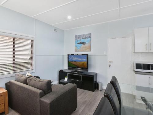 This photo about Lakeside Cabin shared on HyHotel.com