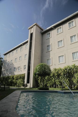 Фасада на хотела, Hotel Gardenia Inn in Сан Салвадор Фасада на хотела, Hotel Gardenia Inn in Сан Салвадор