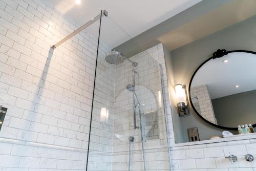 Baño, The Highdown – Brunning and Price in Worthing Baño, The Highdown – Brunning and Price in Worthing
