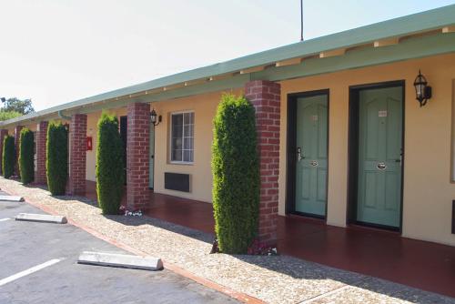 入口, 國王休息汽車旅館 (King's Rest Motel) in 吉爾羅伊 入口, 國王休息汽車旅館 (King's Rest Motel) in 吉爾羅伊