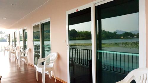 Tamarind Guesthouse Kanchanaburi in Канчанабури Tamarind Guesthouse Kanchanaburi in Канчанабури