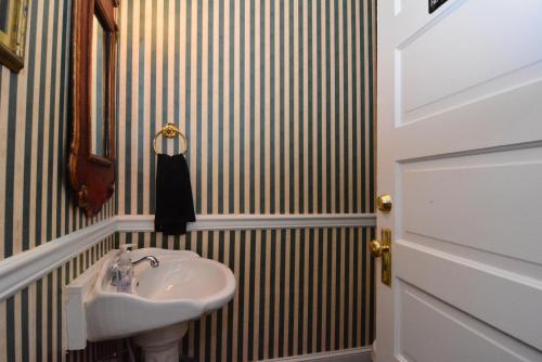 Hotel Bewitched and Bedazzled Bed and Breakfast