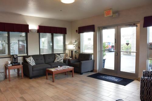 Lobby, Travelodge Suites by Wyndham Newberg in Newberg (OR) Lobby, Travelodge Suites by Wyndham Newberg in Newberg (OR)