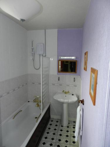 Bathroom, Castle Hotel in Coldstream Bathroom, Castle Hotel in Coldstream