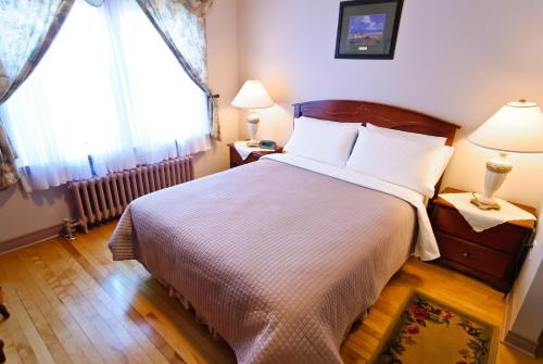 Guestroom, The Harbour House in Charlottetown City Center Guestroom, The Harbour House in Charlottetown City Center