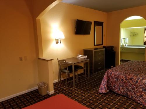 Shared lounge/TV area, Texan Inn & Suites in Houston (TX) Shared lounge/TV area, Texan Inn & Suites in Houston (TX)