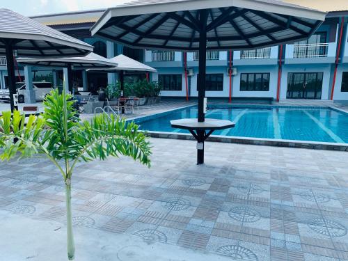 Schwimmbad, โรงแรมมาลินี in Sangkha Schwimmbad, โรงแรมมาลินี in Sangkha
