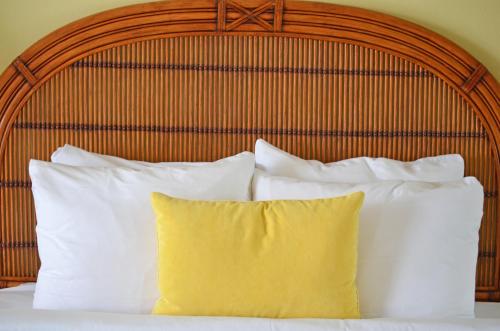 Cove Inn on Naples Bay