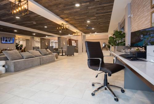 Business Center, Pomeroy Inn & Suites Prince George in Prince George City Center Business Center, Pomeroy Inn & Suites Prince George in Prince George City Center