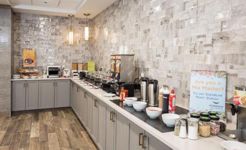 Comida y bebida, Pomeroy Inn & Suites Prince George in Prince George City Center Comida y bebida, Pomeroy Inn & Suites Prince George in Prince George City Center