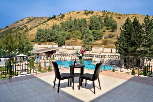 Varanda/terraço, Aghveran Ararat Resort Hotel in Arzakan Varanda/terraço, Aghveran Ararat Resort Hotel in Arzakan