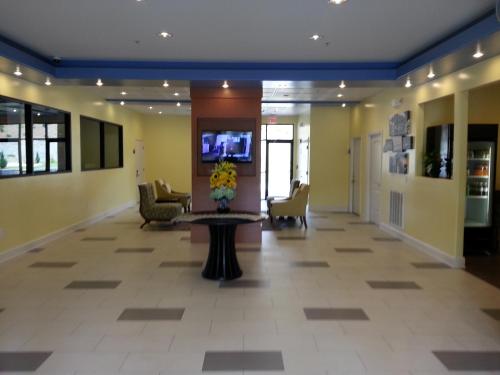Előcsarnok, Days Inn by Wyndham Fultondale near Birmingham-Shuttlesworth nemzetközi repülőtér Előcsarnok, Days Inn by Wyndham Fultondale near Birmingham-Shuttlesworth nemzetközi repülőtér