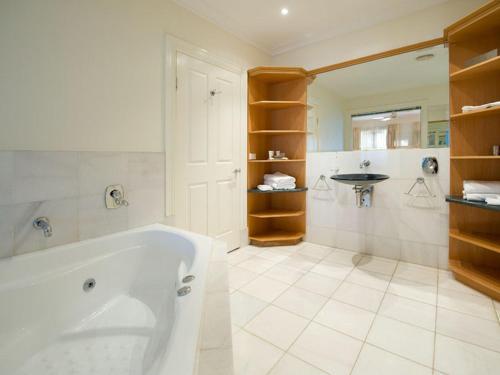 This photo about Lakeside Suites 3 shared on HyHotel.com