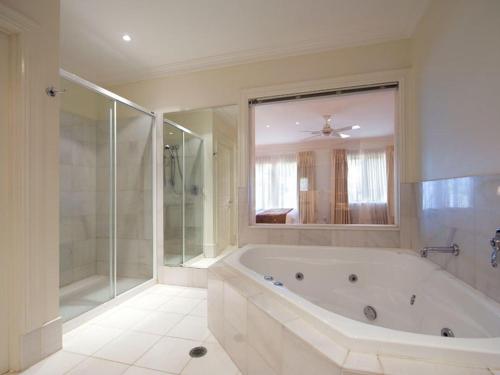 This photo about Lakeside Suites 4 shared on HyHotel.com