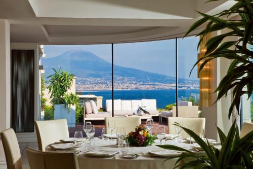 Restaurant, Grand Hotel Vesuvio in Lungomare Caracciolo Restaurant, Grand Hotel Vesuvio in Lungomare Caracciolo
