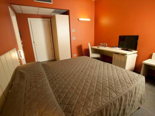 This photo about Rolling Hotel shared on HyHotel.com