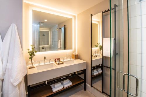 浴室, E酒店 (Hotel E) in 聖羅莎市中心(CA) 浴室, E酒店 (Hotel E) in 聖羅莎市中心(CA)