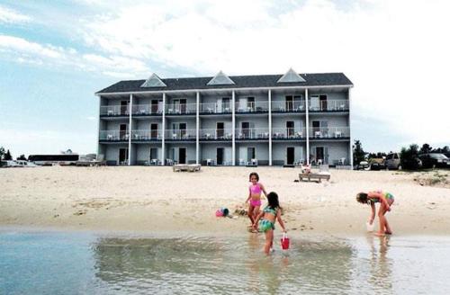 playa, Ramada by Wyndham Mackinaw City Waterfront in Mackinaw City Center playa, Ramada by Wyndham Mackinaw City Waterfront in Mackinaw City Center