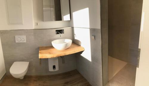 Bathroom, Wunderschone Wohlfuhloase im Grunen mit Innenstadtnahe in Rellingen Bathroom, Wunderschone Wohlfuhloase im Grunen mit Innenstadtnahe in Rellingen
