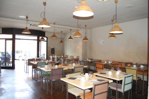 ห้องอาหาร, โรงแรมมอนต์มาร์ (Hotel Montmar) in โรสเซส ห้องอาหาร, โรงแรมมอนต์มาร์ (Hotel Montmar) in โรสเซส